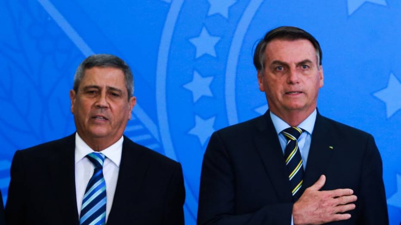 O presidente Jair Bolsonaro durante posse do general Walter Souza Braga Netto na chefia da Casa Civil em 2020; nesta segunda-feira, 21, em entrevista à Rádio Jovem Pan, o presidente deu a entender que Braga Netto deverá ser seu candidato a vice no pleito de outubro: “Vou dar mais uma dica: é de Belo Horizonte e fez escola militar”, disse o chefe do Executivo, citando características do próprio Braga Netto Foto: Valter Campanato/Agência Brasil