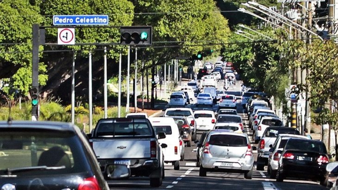 Carros-na-rua-Foto-Saul-Schramm-730x425