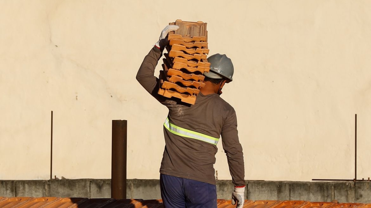 Rio de Janeiro - Trabalhadores da construção civil, operários reformam telhado de imóvel em obras no Centro do Rio. (Fernando Frazão/Agência Brasil)
