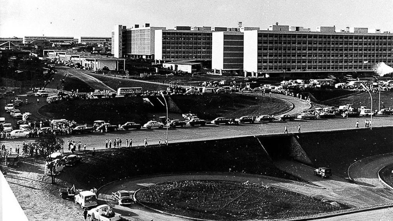 Construção de Brasília,Eixo Rodoviário em 21 de Abril de 1960, inauguração de Brasília