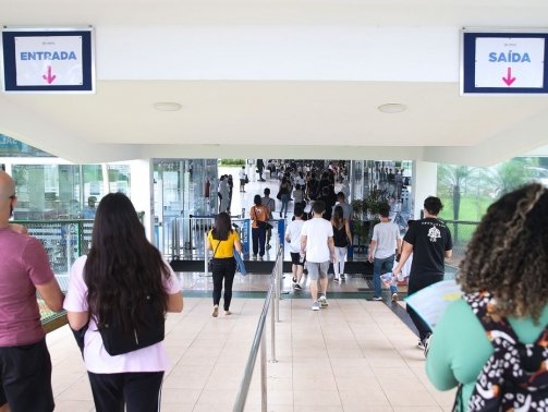 Participantes do Exame Nacional do Ensino Médio (Enem) 2021 fazem, neste domingo (28), segundo dia de avaliação, provas de matemática e de ciência da natureza.