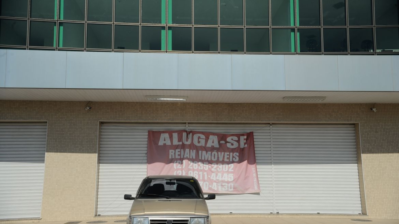 Itaboraí (RJ) - Anúncio de aluguel de lojas e salas se espalham pela cidade. O desemprego aumentou após a redução das obras do Comperj (Tânia Rêgo/Agência Brasil)