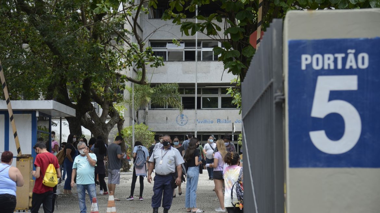 Estudantes chegam para o primeiro dia de prova do Enem 2021.