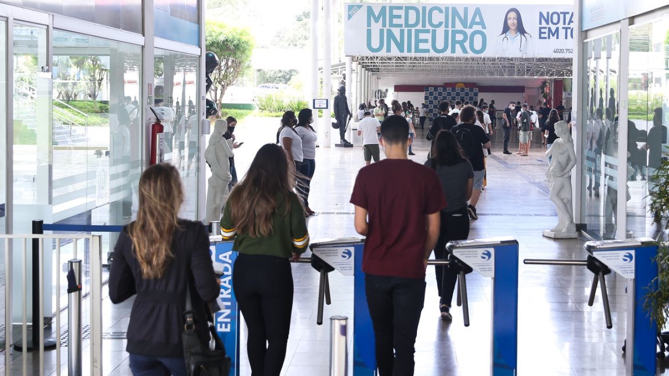 Participantes do Exame Nacional do Ensino Médio (Enem) 2021 fazem, neste domingo (28), segundo dia de avaliação, provas de matemática e de ciência da natureza.