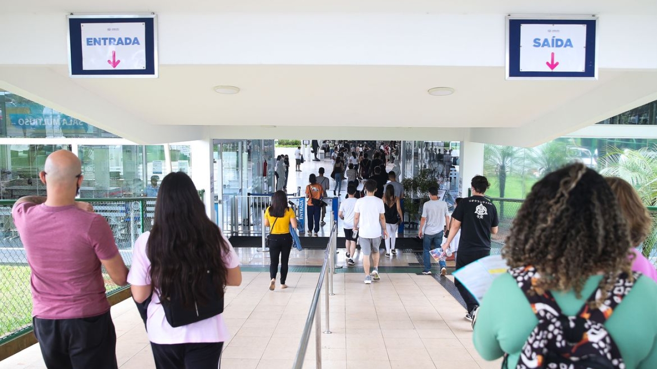 Participantes do Exame Nacional do Ensino Médio (Enem) 2021 fazem, neste domingo (28), segundo dia de avaliação, provas de matemática e de ciência da natureza.