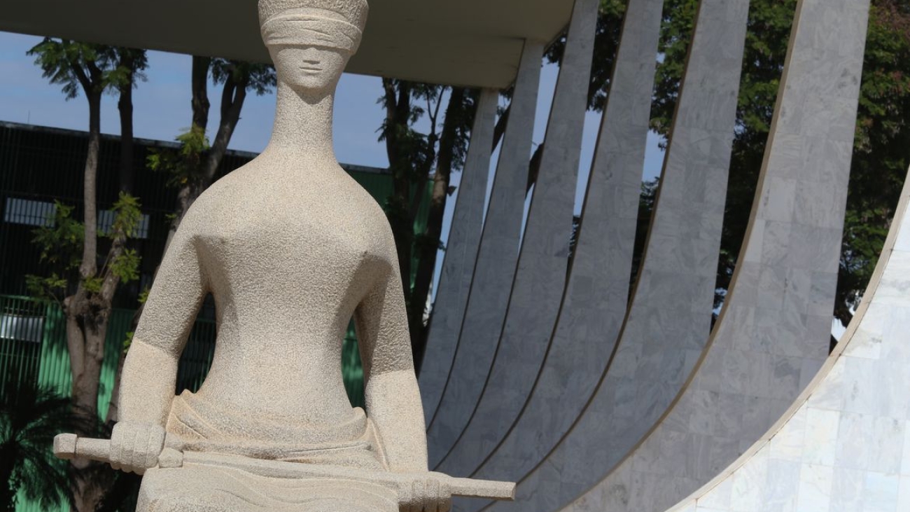 Estátua da justiça em frente ao Palácio do Supremo Tribunal Federal na Praça dos Três poderes em Brasília