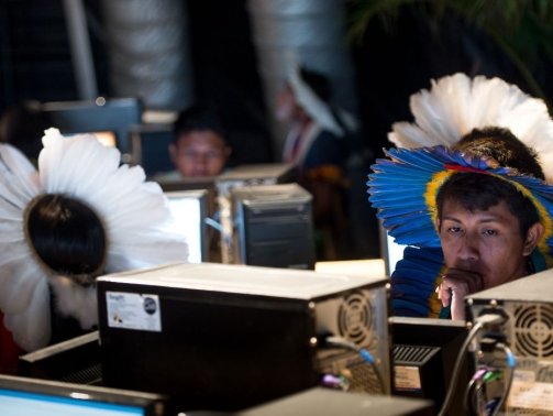 Palmas (TO) - Indígenas brasileiros fazem cursos de informática na "Oca Digital" durante os Jogos Mundiais dos Povos Indígenas.( Marcelo Camargo/Agência Brasil)