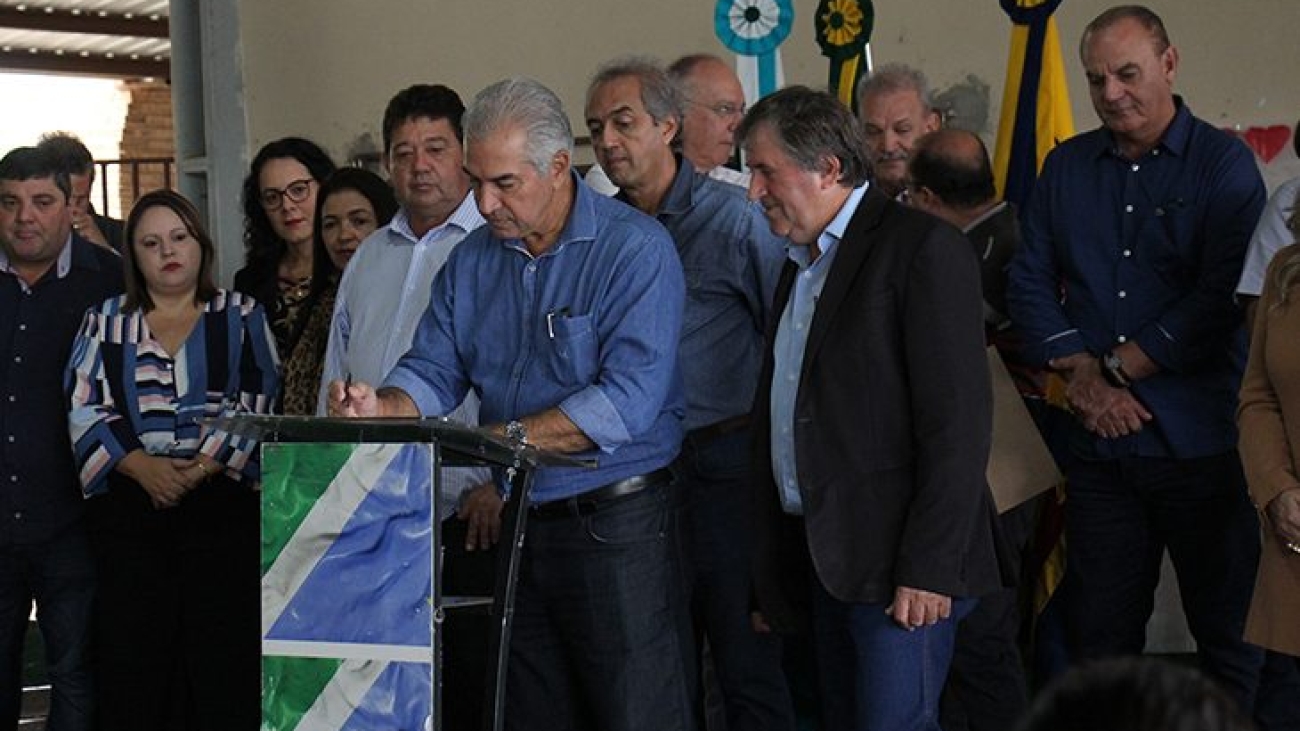 Reinaldo-Azambuja-Assinaturas-Guia-Lopes-da-Laguna-Fto-Chico-Ribeiro-730x425