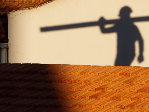 Rio de Janeiro - Trabalhadores da construção civil, operários reformam telhado de imóvel em obras no Centro do Rio. (Fernando Frazão/Agência Brasil)