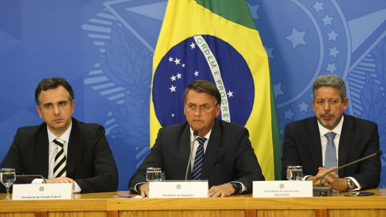 Os presidentes do Senado, Rodrigo Pacheco,da República, Jair Bolsonaro e da Câmara, Arthur Lira, durante coletiva sobre a situação dos combustíveis em coletiva de imprensa no Palácio do Planalto, em Brasília
