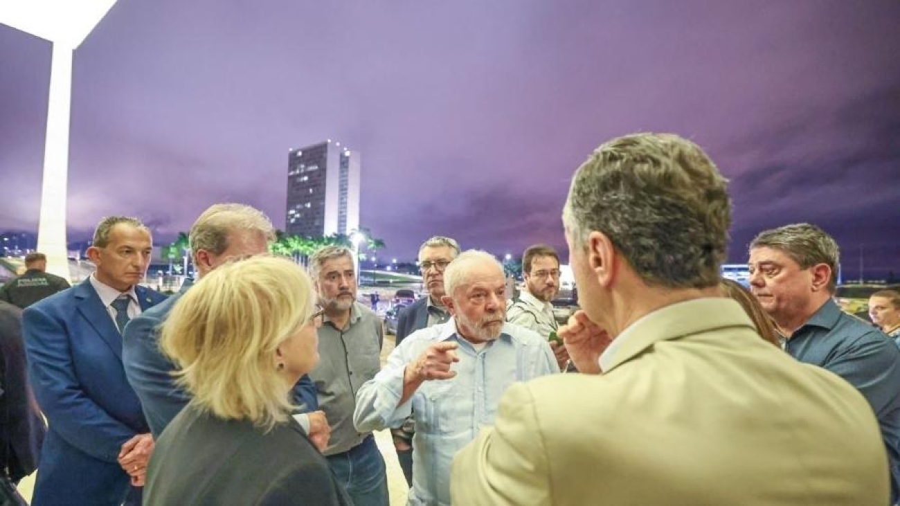 8jan2023-o-presidente-lula-conversa-com-os-ministros-rosa-weber-e-luis-roberto-barroso-presidente-e-vice-presidente-do-stf-na-sede-da-corte-destruida-por-terroristas-1673234814013_v2_900x506