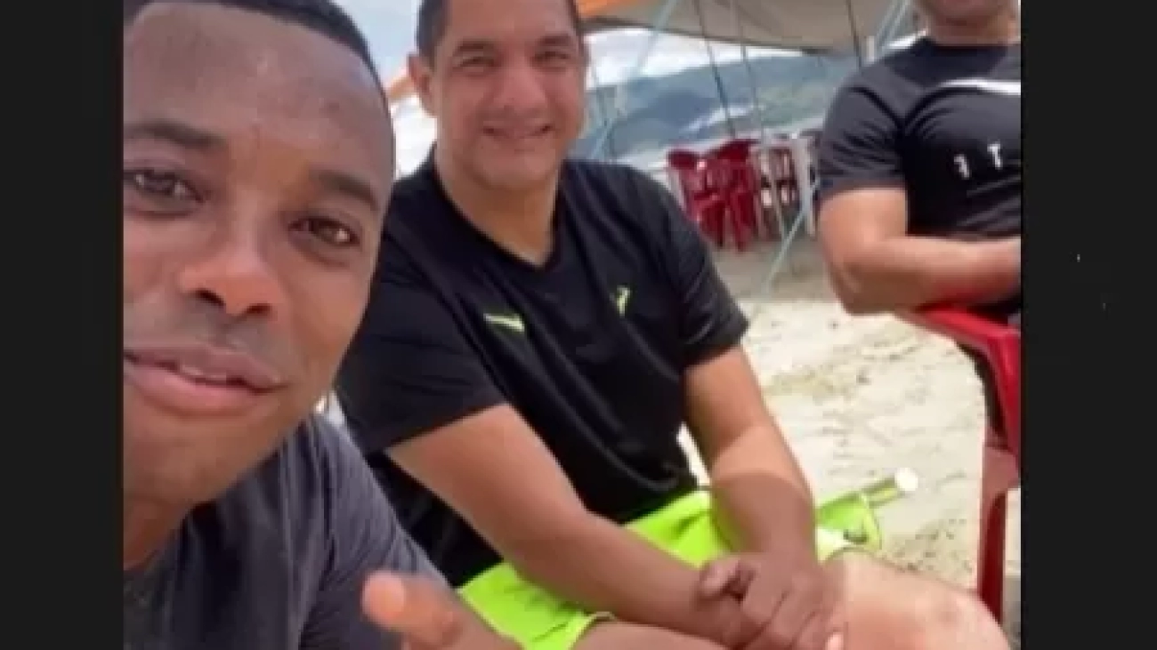 robinho-na-praia-com-os-ex-companheiros-fabio-costa-e-alex-1667678430422_v2_450x450.jpg