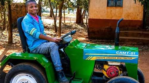 Jovem mecânico constrói trator artesanal e inspira agricultores em Moçambique Jovem mecânico apresenta trator artesanal construído com peças pré-fabricadas em Moçambique.