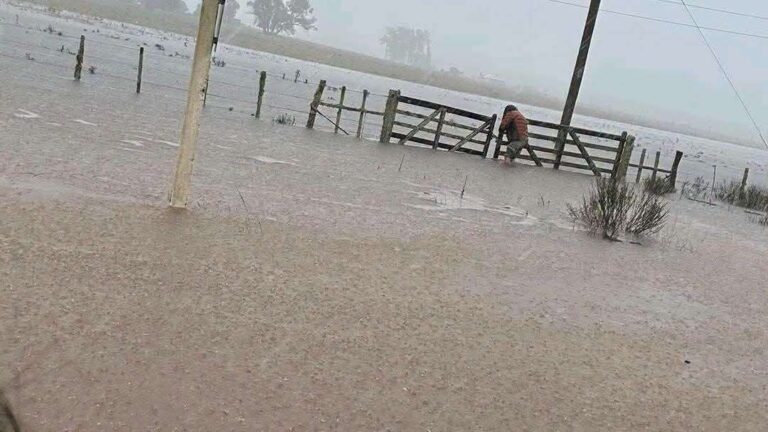 Tempestade causa inundações no Uruguai após chuva superar 200 mm Áreas alagadas após chuva extrema provocar inundações em departamentos do Uruguai.