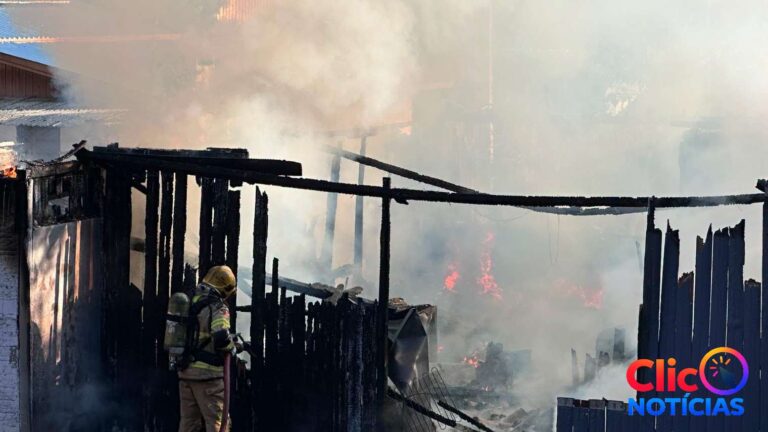 Casa de madeira destruída por incêndio no bairro São Cristóvão, em Erechim.