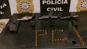 Policiais durante operação que resultou em homem preso por extorsão em Erechim e apreensão de armas.
