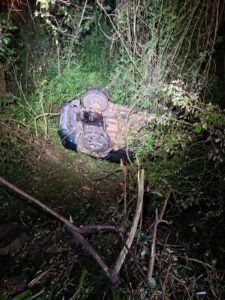 Saída de pista seguida de capotamento deixa motorista ferida na ERS-211