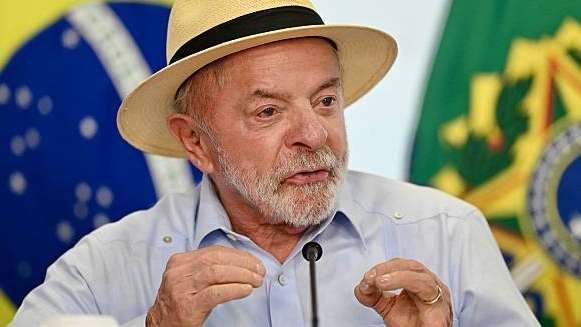 Presidente da República do Brasil durante evento oficial, representando o salário e os benefícios do cargo presidencial.