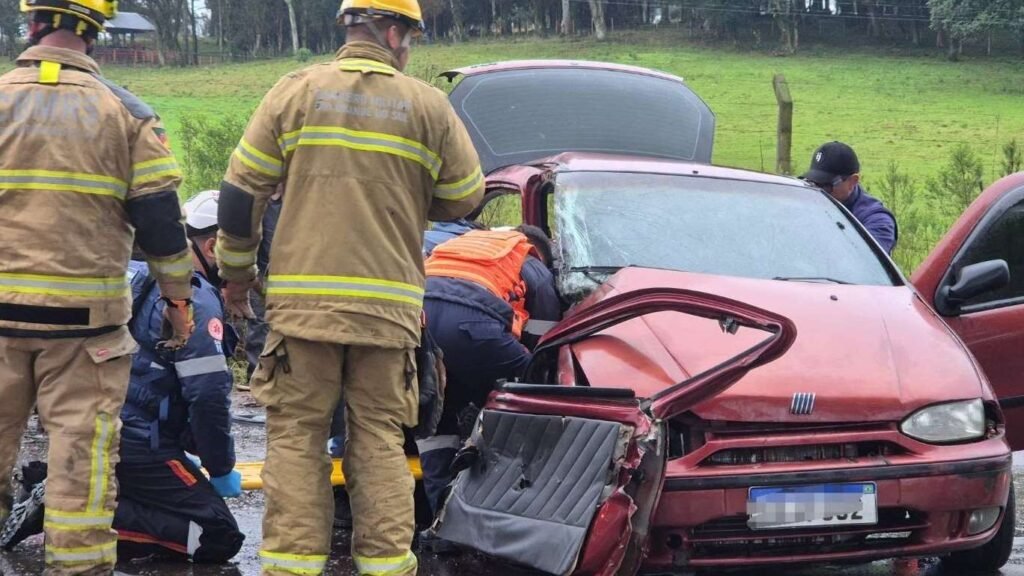 Acidente na ERS-324 deixa quatro pessoas feridas em Passo Fundo