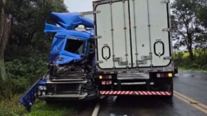 Acidente na RS-135 entre carreta e caminhão na Curva do S