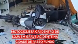Acidente grave deixa motociclista ferido no Centro de Passo Fundo