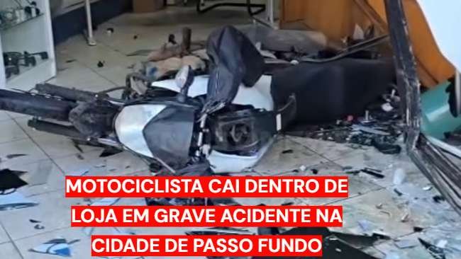 Acidente de trânsito no Centro de Passo Fundo envolvendo carro e motocicleta.
