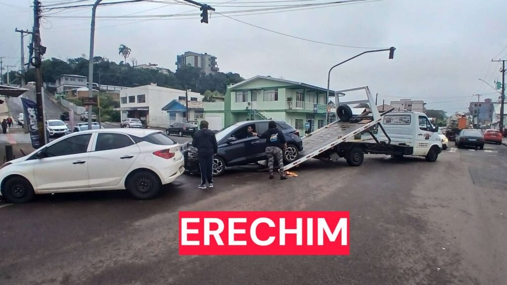 Acidente de trânsito no bairro São Cristóvão envolve dois veículos HB20