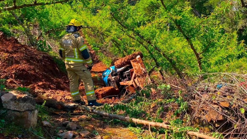 Agricultor morre após trator tombar durante manutenção em Farroupilha