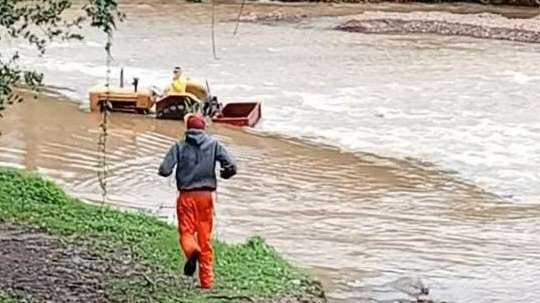 Agricultor fica preso com trator no Rio Cadeia, em Picada Café