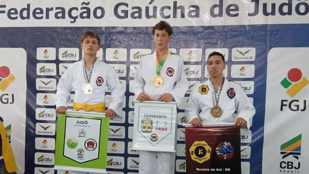 Atletas de Centenário no judô durante campeonato regional em Vera Cruz