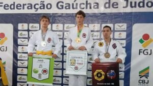 Atletas de Centenário no judô durante campeonato regional em Vera Cruz