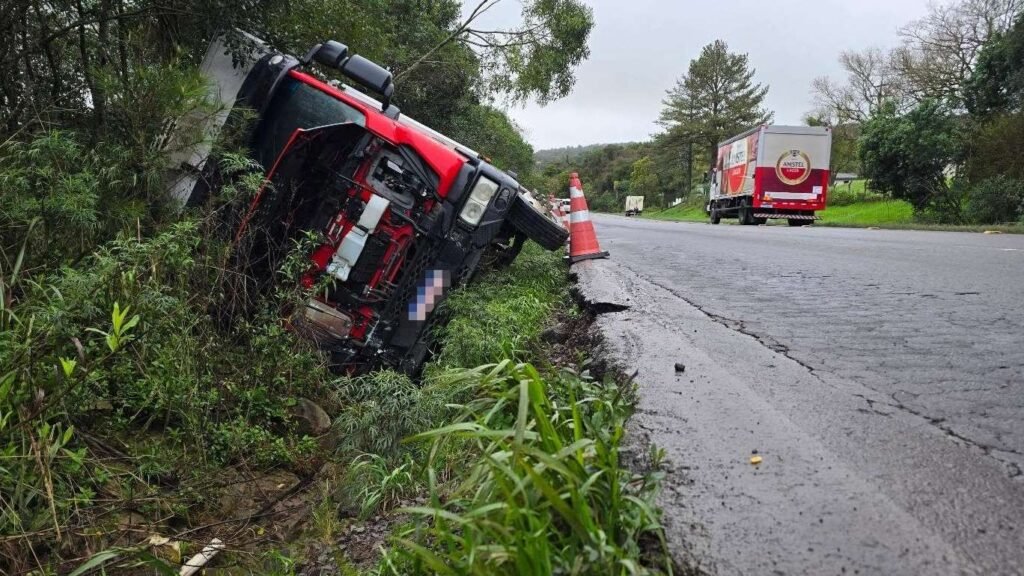 Caminhão tombado às margens da ERS-324 entre Passo Fundo e Marau