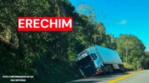 Carreta sai da pista e cai em vala na ERS-135 em Erechim