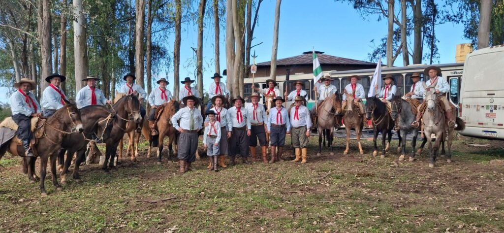 Cavalarianos levam a Chama Crioula em cavalgada de 330 km até Erechim