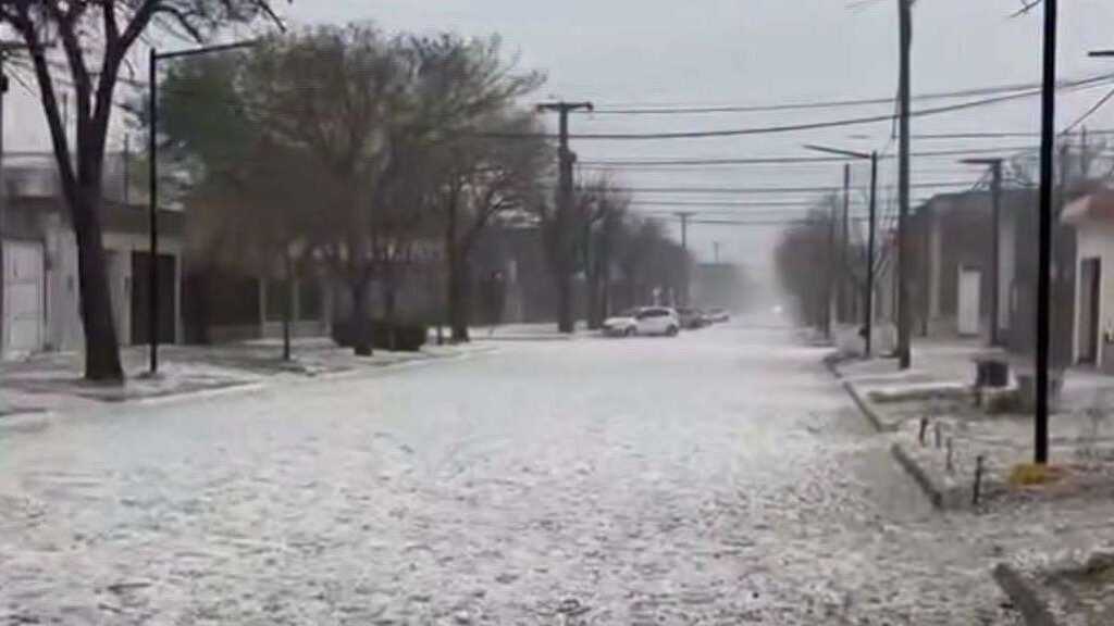 Forte granizo deixa ruas cobertas de gelo em cidade da Argentina
