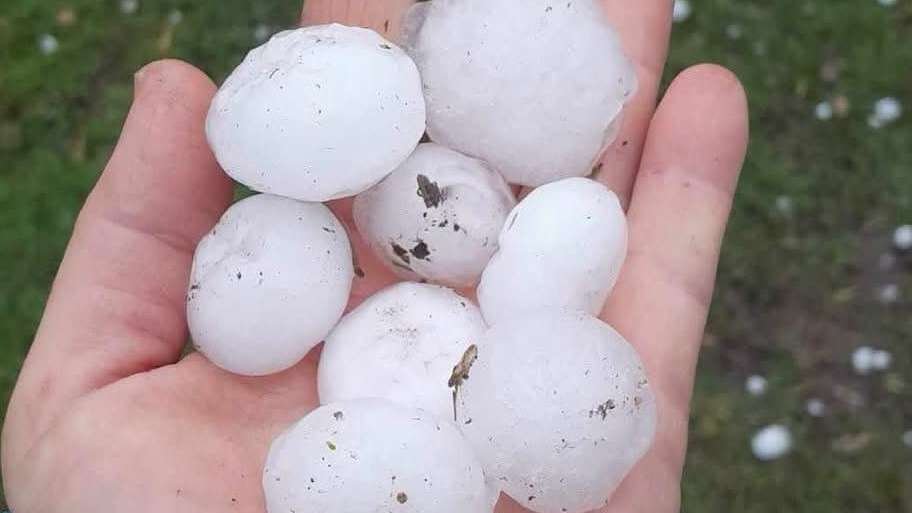 Granizo cobre ruas de Jaguarão durante forte temporal nesta quinta-feira