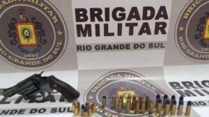 Homem preso por porte ilegal de arma de fogo em Aratiba após apreensão de revólver e munições.