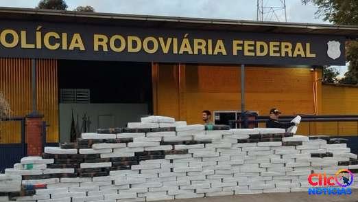 PRF apreende 2,57 toneladas de maconha escondidas em carga de melancias e feno em Lajeado