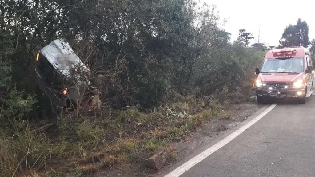 Saída de pista na ERS-331, em Erechim, envolve um Ford Focus