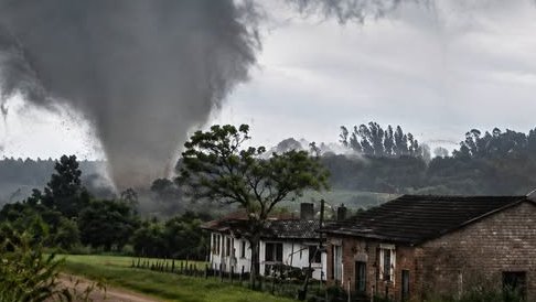 Tornado no Rio Grande do Sul confirmado pela Defesa Civil após temporal.