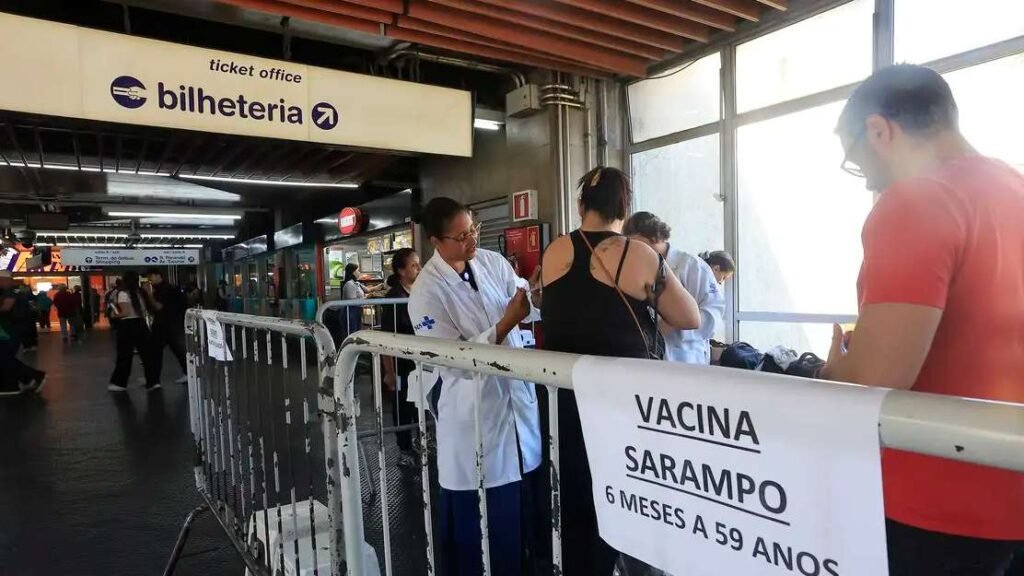 Vacinação contra o sarampo durante campanha de multivacinação