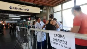 Vacinação contra o sarampo durante campanha de multivacinação
