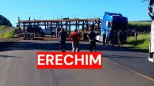 Acidente entre caminhão-cegonha e Jeep Compass interdita RS-135