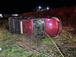 Jovem fica ferido após Chevrolet Montana capotar às margens da ERS-475
