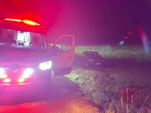 Carro sai da pista e capota em estrada do interior de Erechim