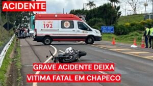 Acidente entre carro e duas motos deixa um morto na SC-480