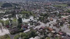 Rio Iguaçu sobe e 274 famílias deixam suas casas