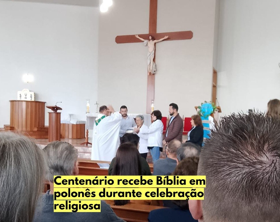 entrega de Bíblia em língua polonesa durante celebração religiosa em Centenário.