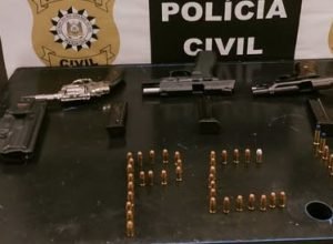 Policiais durante operação que resultou em homem preso por extorsão em Erechim e apreensão de armas.