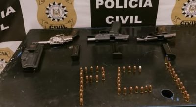 Policiais durante operação que resultou em homem preso por extorsão em Erechim e apreensão de armas.